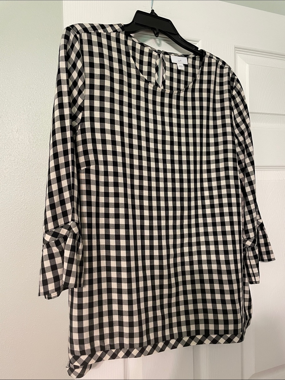J.Jill black & cream gingham 3/4 top, contrast hem and keyhole closure